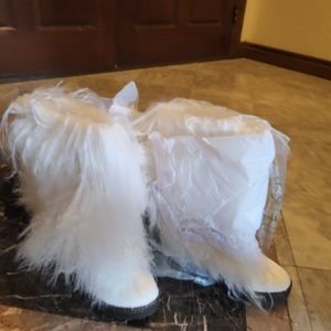 Sold-out BearPaw Boetis II white leather boots
